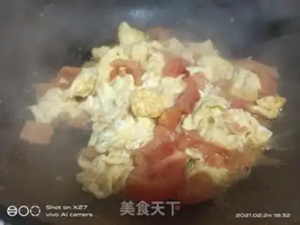 Make Tomato fried eggs step 8