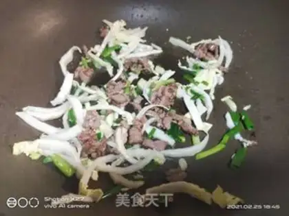 Make Onion beef fried rice step 2