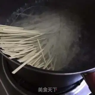 Make Sour eggs and spinach noodles step 3