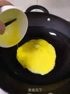 Make Tomato fried eggs step 2