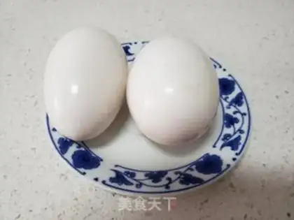 Make Onion fried goose eggs step 1
