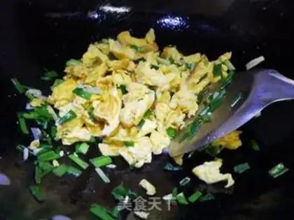 Make Onion fried goose eggs step 3