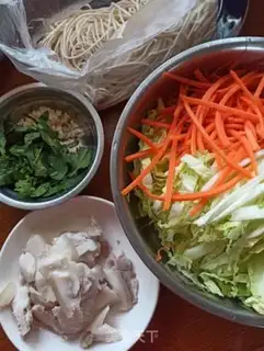 Make Carrot gravy noodles step 1