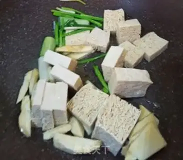 Make Frozen tofu, gold and mushrooms step 0