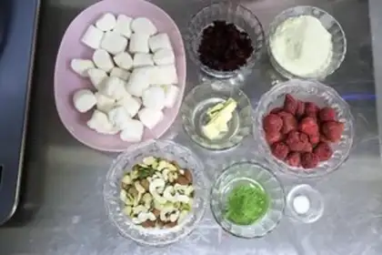 Make Strawberry crawberry with twigs step 0
