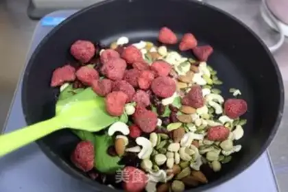 Make Strawberry crawberry with twigs step 6