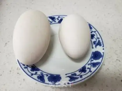 Make Cricket fried goose eggs step 1