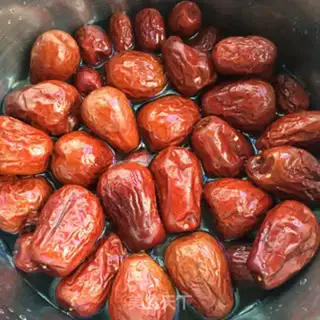 Make Three steamed red dates step 0