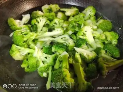 Make ♪ Burn the broccoli ♪ step 1