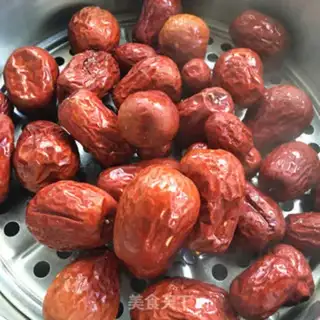 Make Three steamed red dates step 1