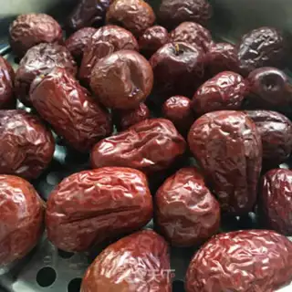 Make Three steamed red dates step 2