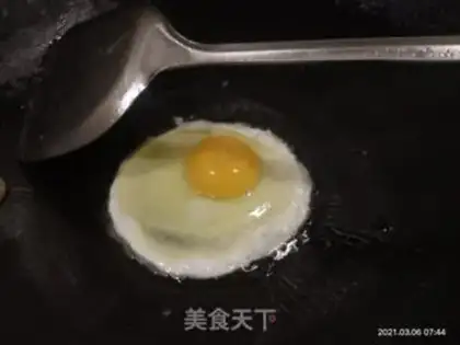 Make Fried eggs step 1