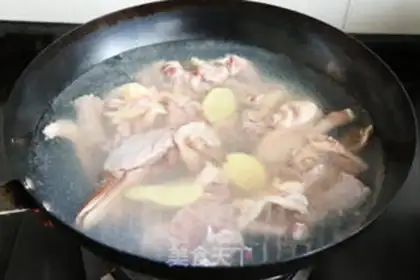 Make Dry old duck and garlic fan shrimp step 1