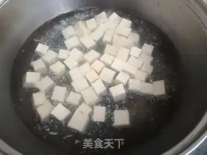 Make Spicy little onions with tofu step 1