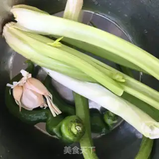Make Celery green pepper and pork step 0