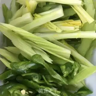 Make Celery green pepper and pork step 3