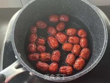 Make Golden date cake step 1