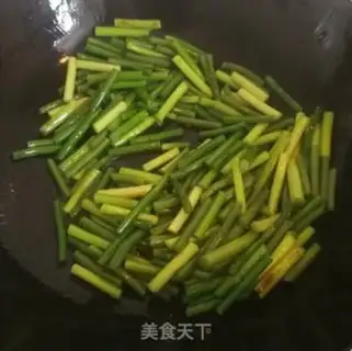 Make Garlic fried eggs step 5