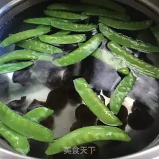 Make Onion wood with Dutch beans step 1