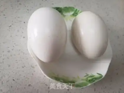 Make Onion fried goose eggs step 1
