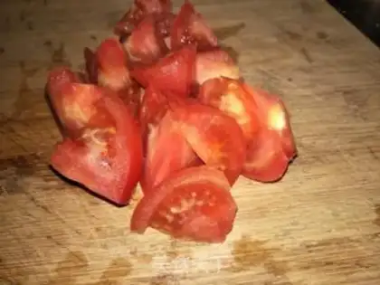 Make Tomato fried eggs step 1