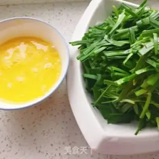 Make Scrambled eggs step 1