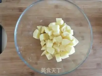 Make Dry-burned potatoes and chicken step 1
