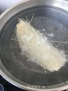 Make Sweet peas with hot chicken noodles step 5