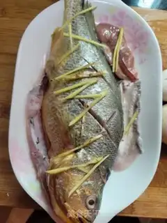 Make Mushrooms steamed yellowfish step 1