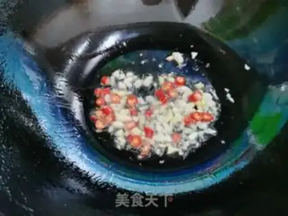 Make The soybeans fried the leaves step 1