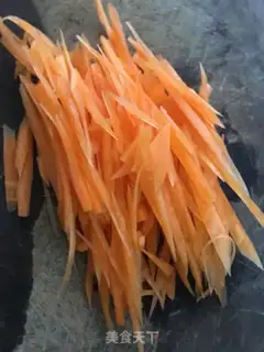 Make Gunmaru cuisine soup step 1