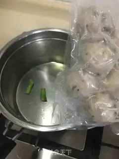 Make Gunmaru cuisine soup step 3
