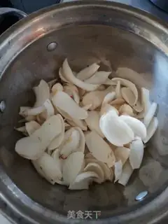 Make Fresh lilies for chicken chests step 1