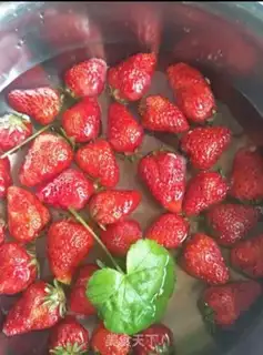 Make Strawberry shakes step 0