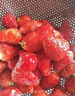 Make Strawberry shakes step 1