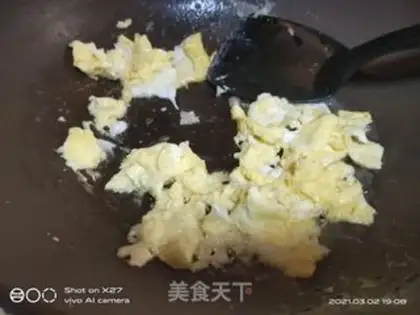 Make cucumber egg fried rice step 1