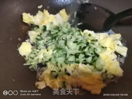 Make cucumber egg fried rice step 2