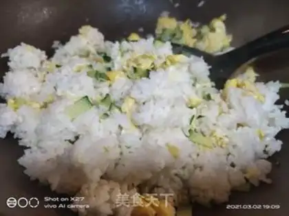 Make cucumber egg fried rice step 3
