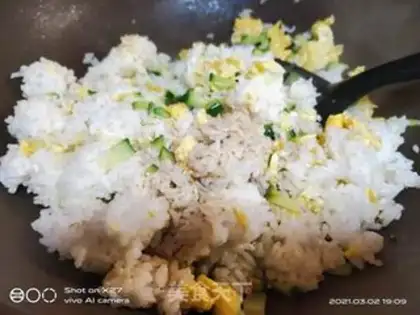 Make cucumber egg fried rice step 4