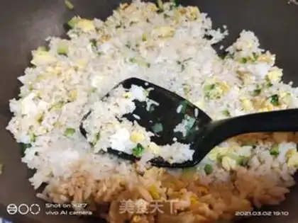 Make cucumber egg fried rice step 5