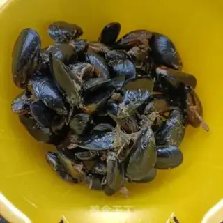 Make A mussels-peased chicken soup step 0