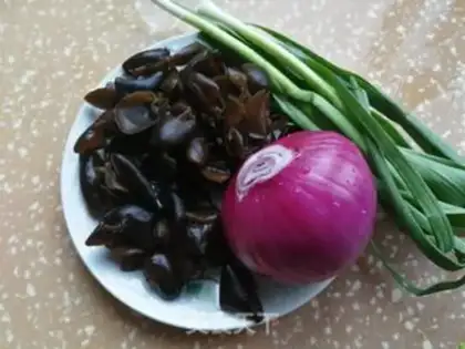 Make Blackwood onion fried eggs step 1