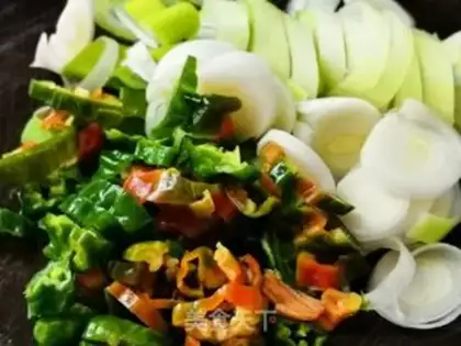 Make Hot pepper onion fried eggs step 0