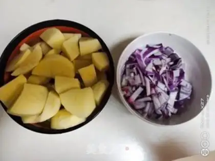 Make Curry cow and potatoes step 1