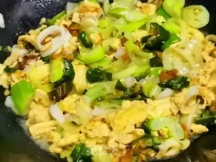 Make Hot pepper onion fried eggs step 6