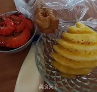 Make Pineapple and shrimp step 0