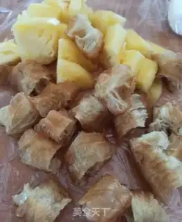 Make Pineapple and shrimp step 1