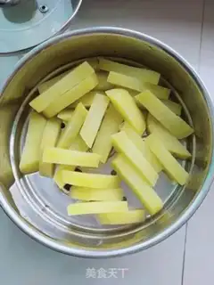 Make Potato fries with chicken wings step 4
