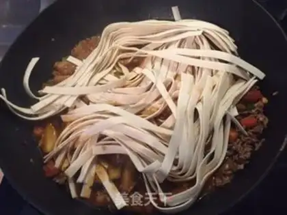 Make Meat and eggplant noodles step 8