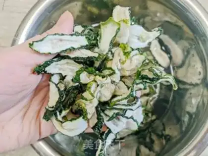 Make cucumber-dried meat step 1